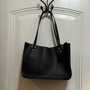 Elegant Coach pebbled Black Leather Tote Bag
